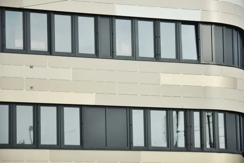 Fasada zgrade s nizom tamnih PVC prozora