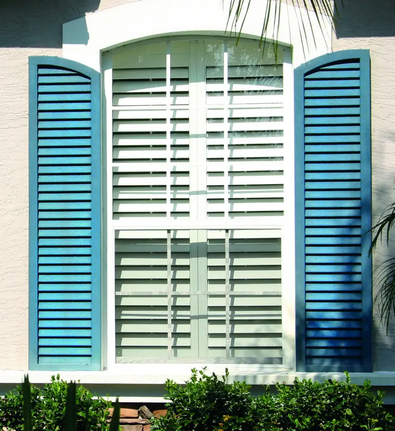 Plave PVC grilje na bijelom prozoru